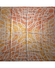 Carré Hermès lumineux aux nuances chaudes