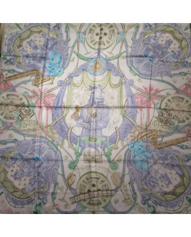 Carré Hermès aux nuances pastel raffinées